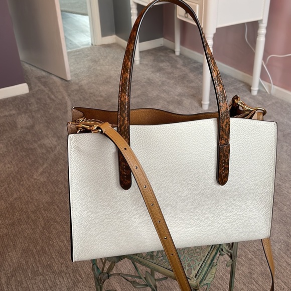 Coach shoulder bag it’s been use a few times but honestly still looks like new . - Picture 4 of 5